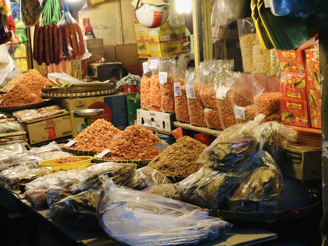 Sống ở TP.HCM: Ghé chợ cổ Hòa Bình, lắng nghe ký ức Chợ Lớn xưa- Ảnh 7.