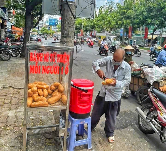Tủ bánh mì miễn phí ở Chợ Lớn: Hành động từ thiện đầy ý nghĩa - Ảnh 3.