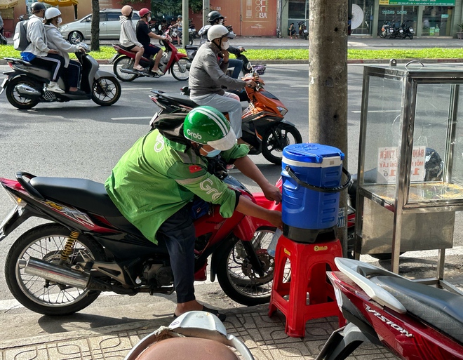 Tủ bánh mì miễn phí ở Chợ Lớn: Hành động từ thiện đầy ý nghĩa - Ảnh 2.