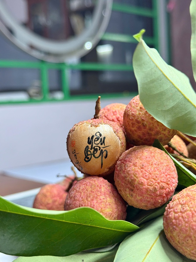 Độc đáo thư pháp siêu mini trên quả vải - Ảnh 7.