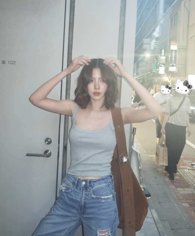 Công thức phối Áo tank top và quần jeans cho phong cách thời trang 24 / 7 - Ảnh 4.