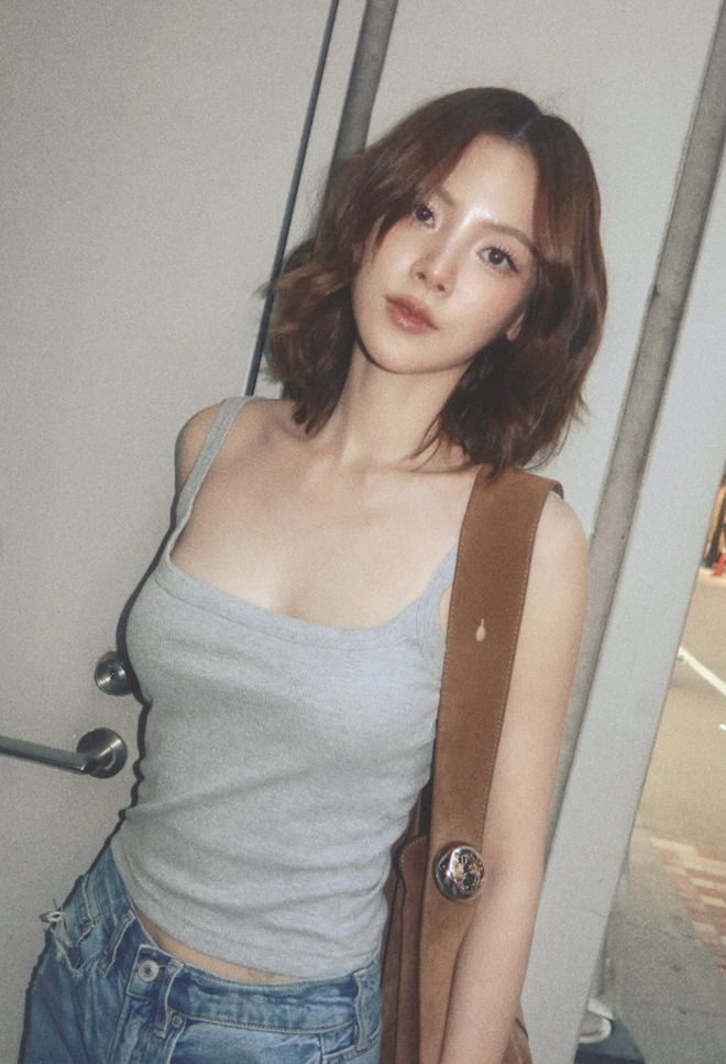 Công thức phối Áo tank top và quần jeans cho phong cách thời trang 24 / 7 - Ảnh 5.