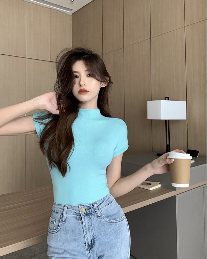 Định hình lại phong cách với áo thun cổ lọ - Ảnh 2.