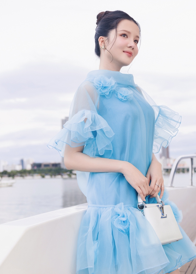 Hóa nàng thơ mùa hạ cùng sắc xanh sky blue tươi mát, dịu dàng và quyến rũ  - Ảnh 4.