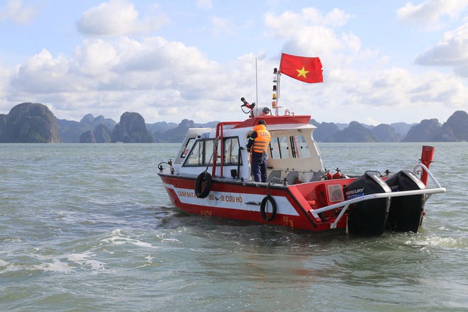 Vụ lật tàu vịnh Hạ Long: Tìm kiếm người mất tích giữa bão số 3 - Ảnh 7. Vụ lật tàu vịnh Hạ Long: Tìm kiếm người mất tích giữa bão số 3 - Ảnh 7.