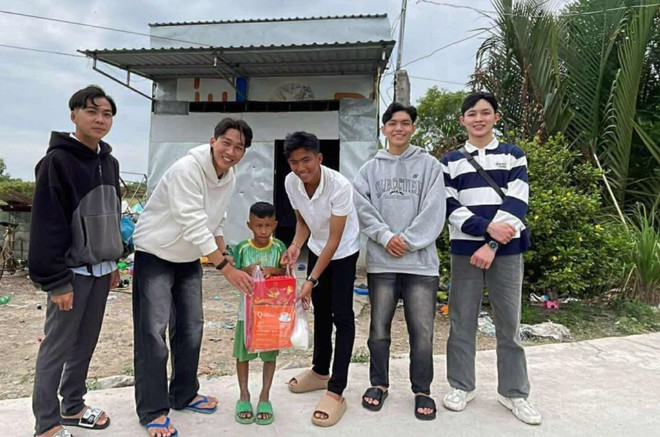 Chàng trai gen Z cùng hành trình gieo nắng sưởi ấm cho đời - Ảnh 4.