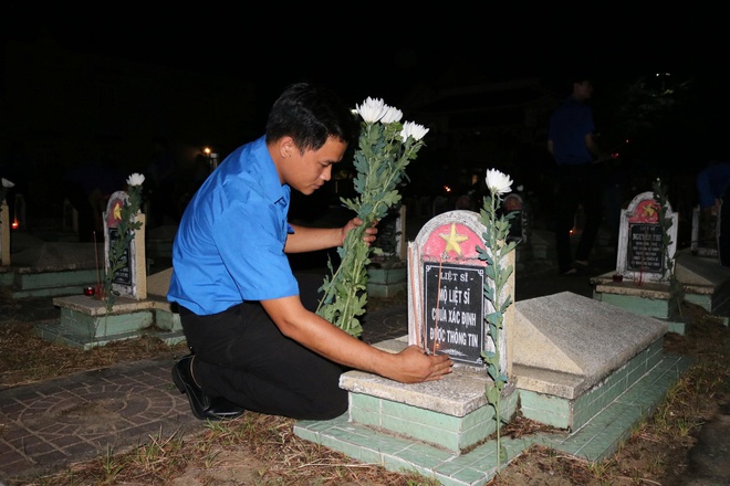 Tuổi trẻ Đắk Lắk thắp nến tri ân anh hùng liệt sĩ- Ảnh 6. Tuổi trẻ Đắk Lắk thắp nến tri ân anh hùng liệt sĩ- Ảnh 6.