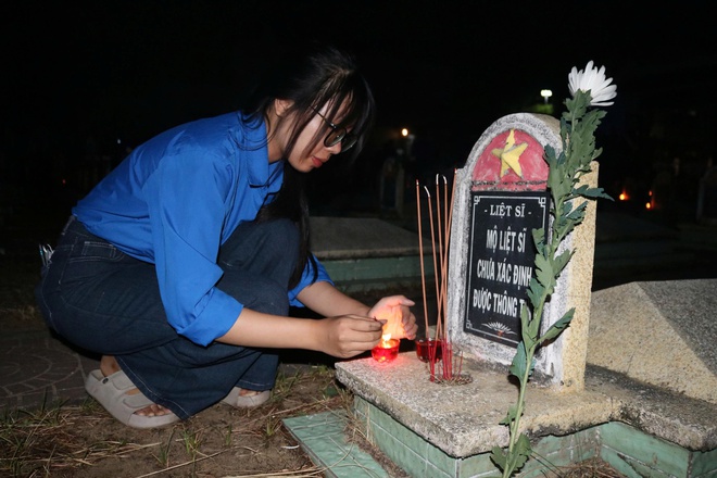 Tuổi trẻ Đắk Lắk thắp nến tri ân anh hùng liệt sĩ- Ảnh 7. Tuổi trẻ Đắk Lắk thắp nến tri ân anh hùng liệt sĩ- Ảnh 7.