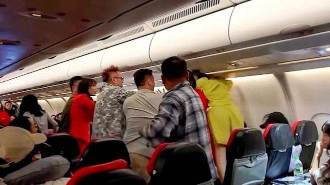 Đánh nhau trên máy bay: Hành khách Trung Quốc hỗn loạn trên chuyến bay AirAsia X - Ảnh 3.