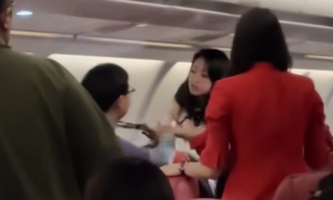 Đánh nhau trên máy bay: Hành khách Trung Quốc hỗn loạn trên chuyến bay AirAsia X - Ảnh 2.