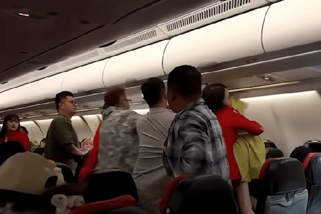 Nhóm hành khách Trung Quốc đánh nhau hỗn loạn trên máy bay