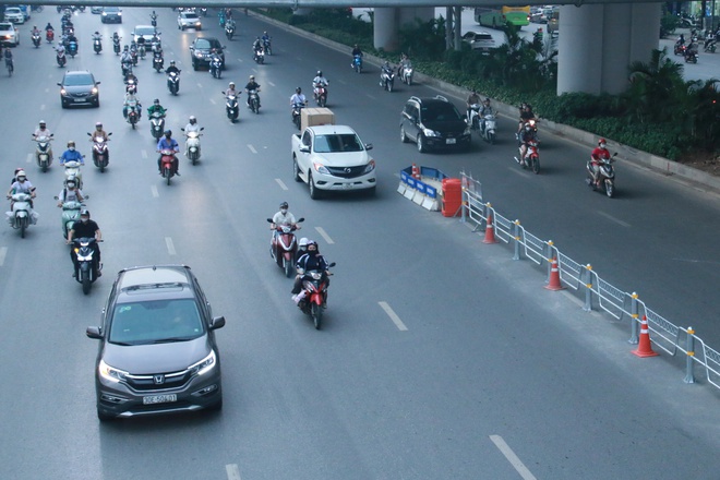 Hà Nội dựng rào sắt phân làn nhiều tuyến đường- Ảnh 4.