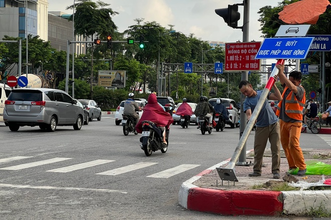 Hà Nội dựng rào sắt phân làn nhiều tuyến đường- Ảnh 2.