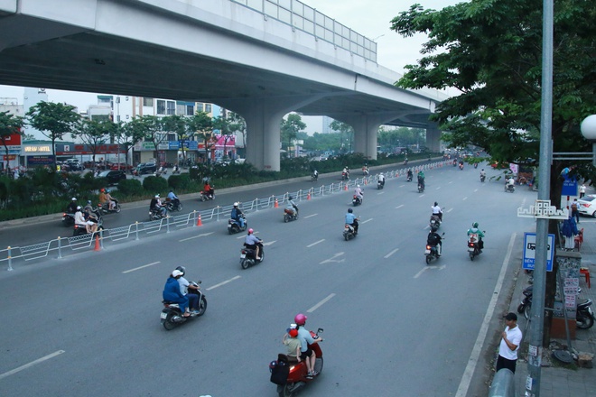 Hà Nội dựng rào sắt phân làn nhiều tuyến đường- Ảnh 5.