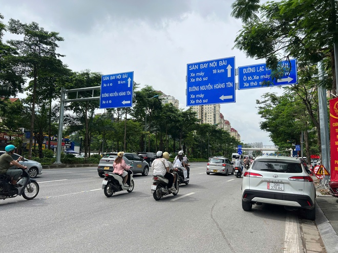 Hà Nội dựng rào sắt phân làn nhiều tuyến đường- Ảnh 3.