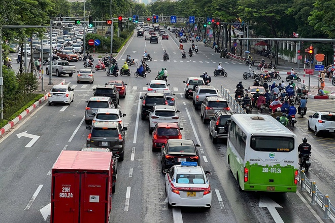 Hà Nội dựng rào sắt phân làn nhiều tuyến đường- Ảnh 7.