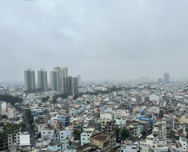 Sáng nay trời TP.HCM như Đà Lạt, sương mù hay ô nhiễm không khí?- Ảnh 1.
