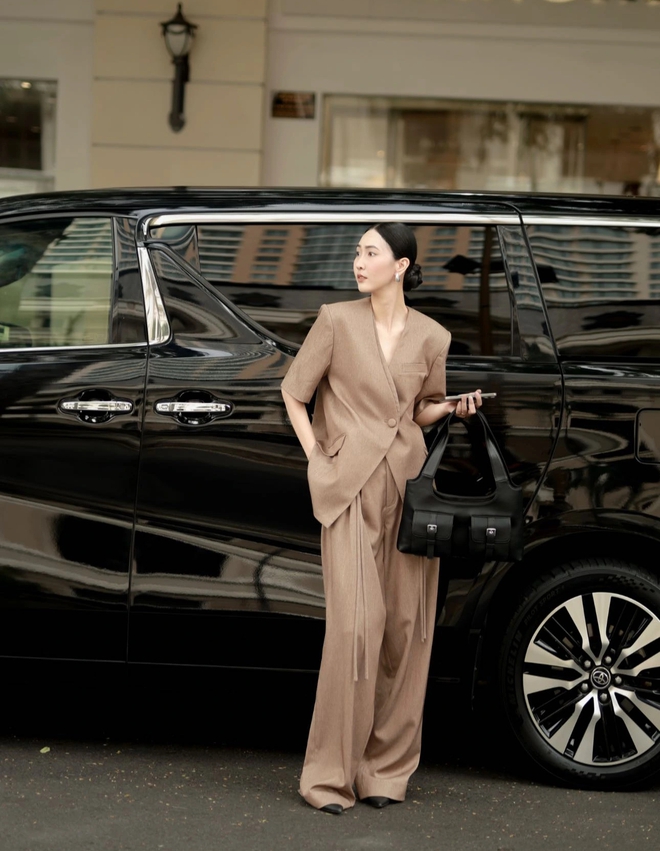 Blazer và chân váy dài - bộ đôi 'high fashion' của mùa thu Blazer và chân váy dài – bộ đôi