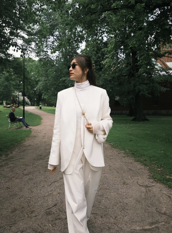 Phối đồ ‘white on white’ giúp nàng công sở nâng tầm vẻ thanh lịch khi thu sang  - Ảnh 3.