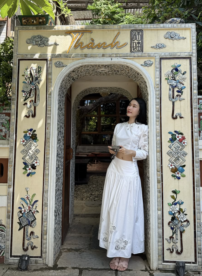 Phối đồ ‘white on white’ giúp nàng công sở nâng tầm vẻ thanh lịch khi thu sang  - Ảnh 5.