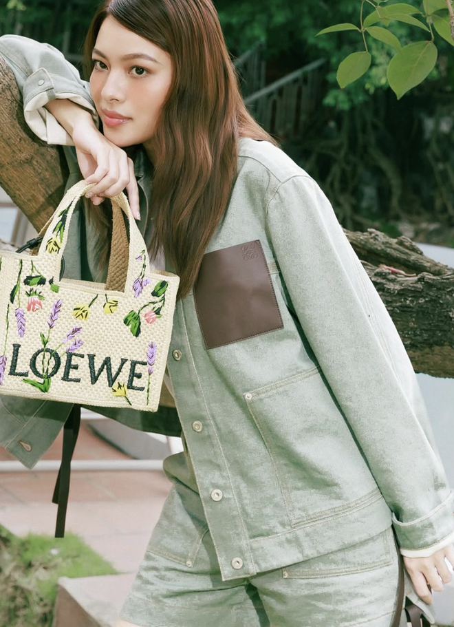 Phóng khoáng, cá tính và đầy sức hút với áo khoác denim cổ điển- Ảnh 2. Phóng khoáng, cá tính và đầy sức hút với áo khoác denim cổ điển- Ảnh 2.