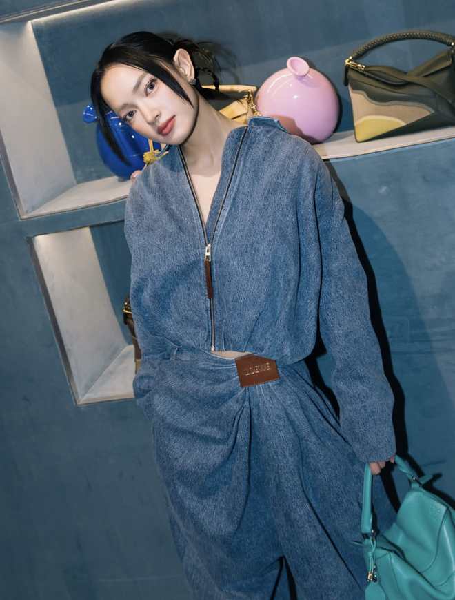 Phóng khoáng, cá tính và đầy sức hút với áo khoác denim cổ điển- Ảnh 7. Phóng khoáng, cá tính và đầy sức hút với áo khoác denim cổ điển- Ảnh 7.