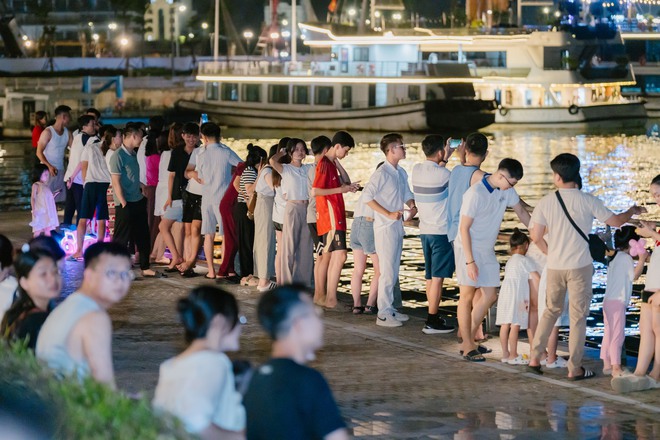Ngất ngây với 'đại tiệc pháo hoa' rực rỡ bên vịnh Hạ Long- Ảnh 9. Ngất ngây với 'đại tiệc pháo hoa' rực rỡ bên vịnh Hạ Long- Ảnh 9.