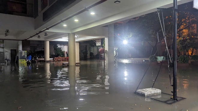 Mưa lớn giữa mùa hè gây ngập cục bộ nhiều tuyến phố Đà Nẵng- Ảnh 3. Mưa lớn giữa mùa hè gây ngập cục bộ nhiều tuyến phố Đà Nẵng- Ảnh 3.