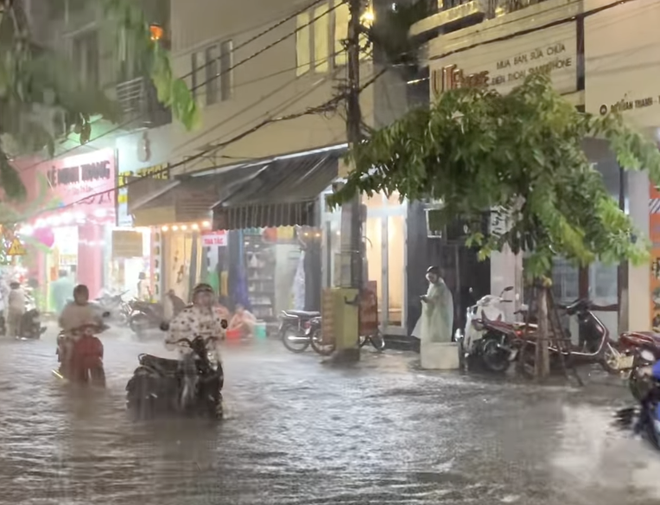 Mưa lớn giữa mùa hè gây ngập cục bộ nhiều tuyến phố Đà Nẵng- Ảnh 4. Mưa lớn giữa mùa hè gây ngập cục bộ nhiều tuyến phố Đà Nẵng- Ảnh 4.