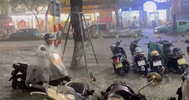 Mưa như trút nước khiến đường phố Đà Nẵng ngập nặng, CSGT căng mình phân luồng - Ảnh 4. Mưa như trút nước khiến đường phố Đà Nẵng ngập nặng - Ảnh 4.