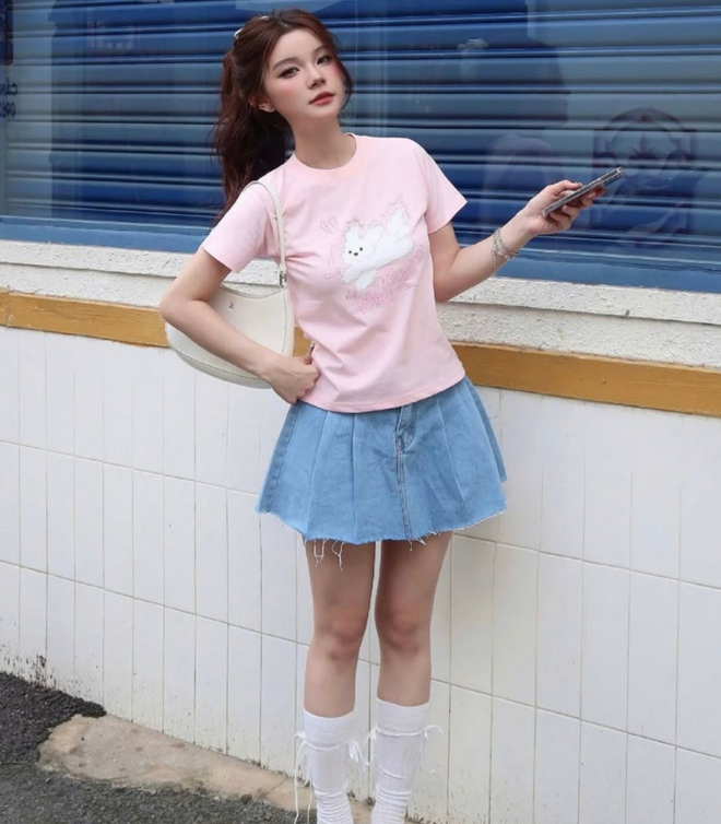 Biến hóa vẻ ngoài trong tích tắc chỉ với chân váy jean Biến hóa vẻ ngoài trong tích tắc chỉ với chân váy jean
