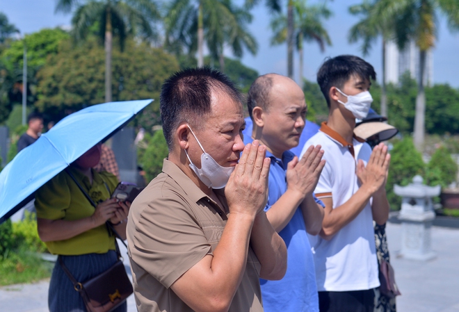 Người dân đội nắng thắp hương, bật khóc tưởng nhớ cố Tổng Bí thư Nguyễn Phú Trọng - Ảnh 6.