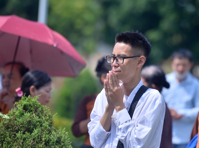 Người dân đội nắng thắp hương, bật khóc tưởng nhớ cố Tổng Bí thư Nguyễn Phú Trọng - Ảnh 9.