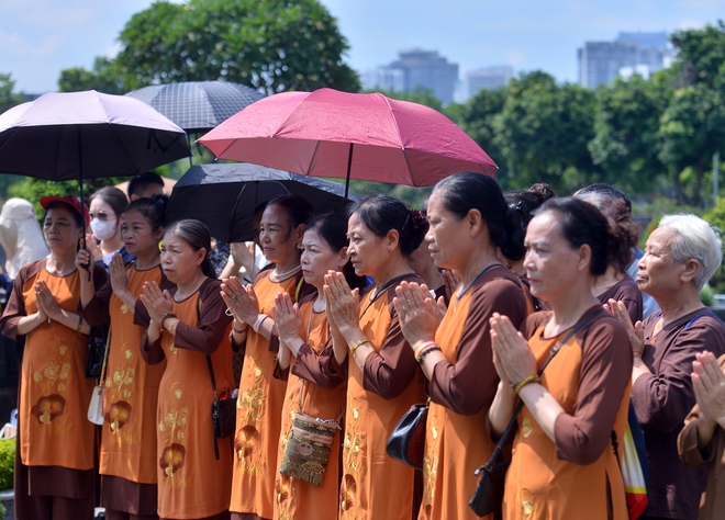 Người dân đội nắng thắp hương, bật khóc tưởng nhớ cố Tổng Bí thư Nguyễn Phú Trọng - Ảnh 4.