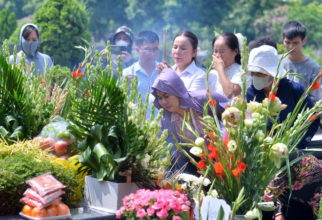 Người dân đội nắng thắp hương, bật khóc tưởng nhớ cố Tổng Bí thư Nguyễn Phú Trọng - Ảnh 5.
