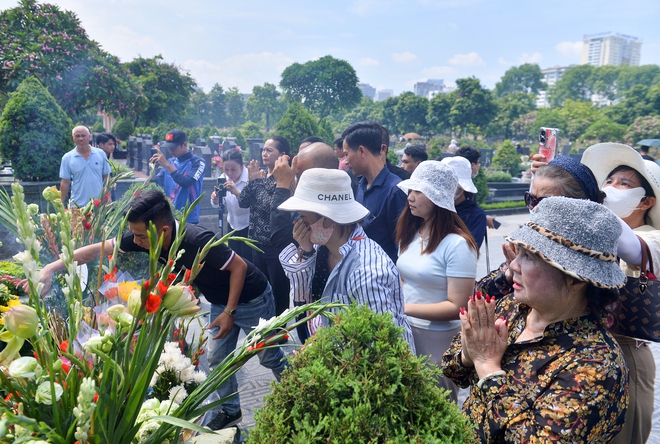 Người dân đội nắng thắp hương, bật khóc tưởng nhớ cố Tổng Bí thư Nguyễn Phú Trọng - Ảnh 7.