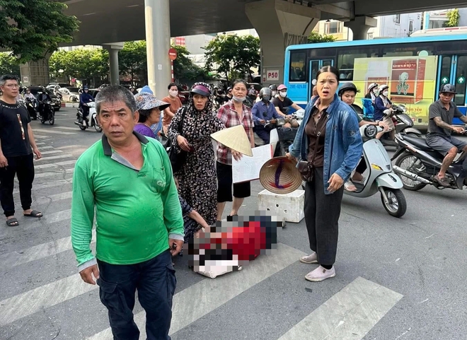 Ô tô tông loạt xe máy ở Hà Nội, nhiều người bị thương- Ảnh 3. Ô tô tông loạt xe máy ở Hà Nội, nhiều người bị thương- Ảnh 3.