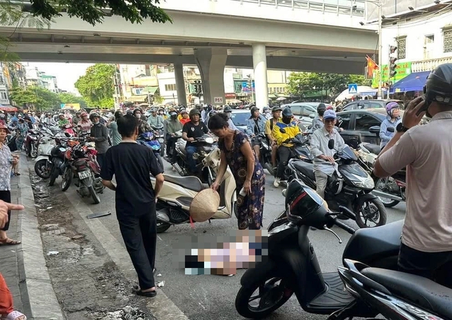 Ô tô tông loạt xe máy ở Hà Nội, nhiều người bị thương- Ảnh 4. Ô tô tông loạt xe máy ở Hà Nội, nhiều người bị thương- Ảnh 4.