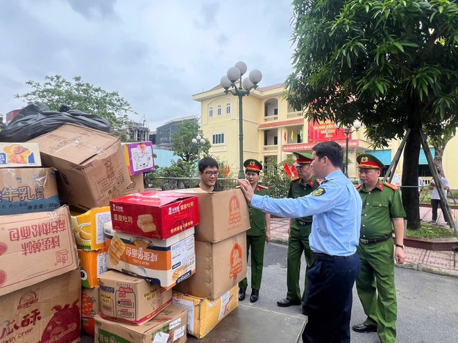 Hơn 50 hộ cá thể ở La Phù tự nguyện giao nộp 25 tấn hàng giả, nhái- Ảnh 4. Hơn 50 hộ cá thể ở La Phù tự nguyện giao nộp 25 tấn hàng giả, nhái- Ảnh 4.