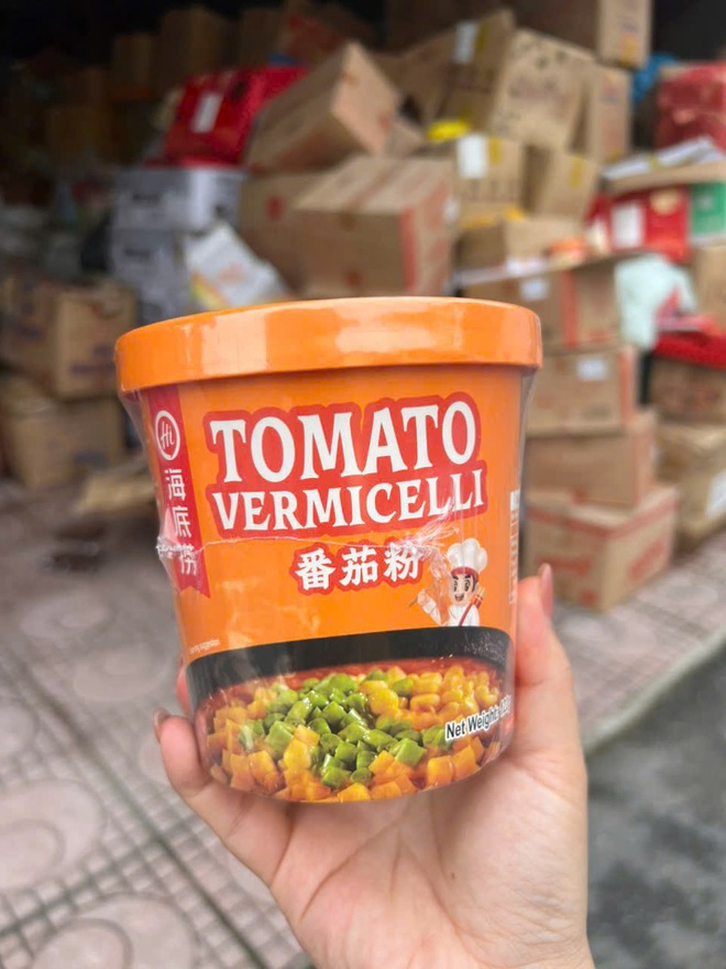 Hơn 50 hộ cá thể ở La Phù tự nguyện giao nộp 25 tấn hàng giả, nhái- Ảnh 5. Hơn 50 hộ cá thể ở La Phù tự nguyện giao nộp 25 tấn hàng giả, nhái- Ảnh 5.