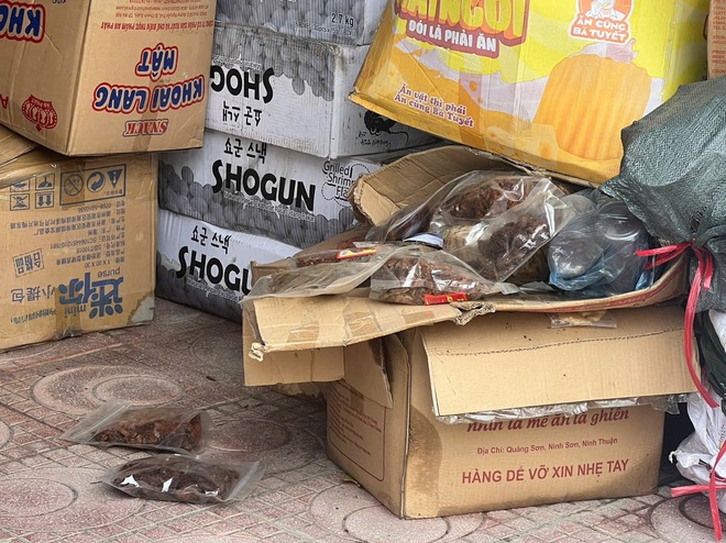 Hơn 50 hộ cá thể ở La Phù tự nguyện giao nộp 25 tấn hàng giả, nhái- Ảnh 6. Hơn 50 hộ cá thể ở La Phù tự nguyện giao nộp 25 tấn hàng giả, nhái- Ảnh 6.