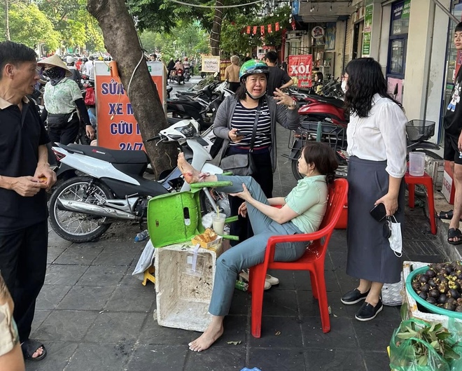 Ô tô tông loạt xe máy ở Hà Nội, nhiều người bị thương- Ảnh 2. Ô tô tông loạt xe máy ở Hà Nội, nhiều người bị thương- Ảnh 2.