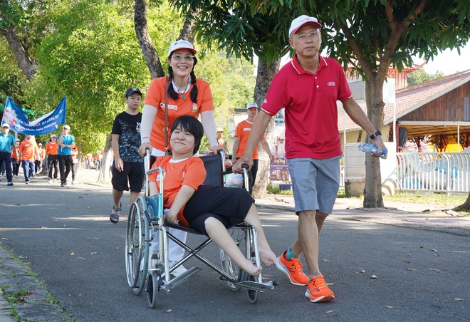 Hơn 5.000 người tham gia đi bộ 'Vì nạn nhân chất độc da cam' - Ảnh 7. Hơn 5.000 người tham gia đi bộ 'Vì nạn nhân chất độc da cam' - Ảnh 7.