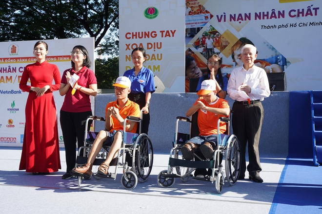 Hơn 5.000 người tham gia đi bộ 'Vì nạn nhân chất độc da cam' - Ảnh 3. Hơn 5.000 người tham gia đi bộ 'Vì nạn nhân chất độc da cam' - Ảnh 3.