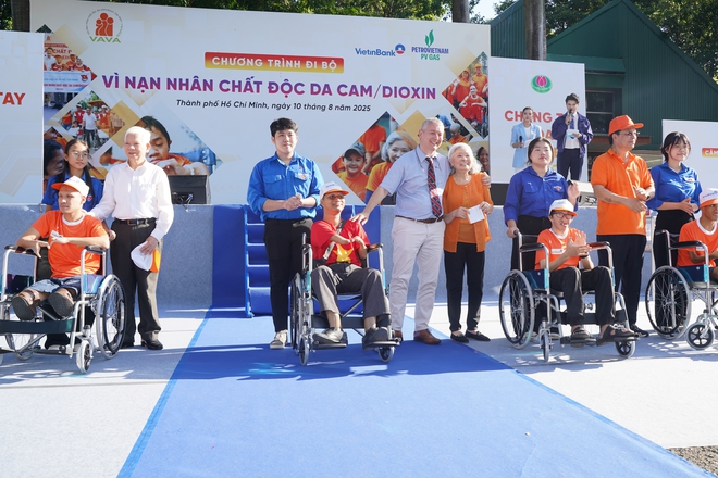 Hơn 5.000 người tham gia đi bộ 'Vì nạn nhân chất độc da cam' - Ảnh 4. Hơn 5.000 người tham gia đi bộ 'Vì nạn nhân chất độc da cam' - Ảnh 4.