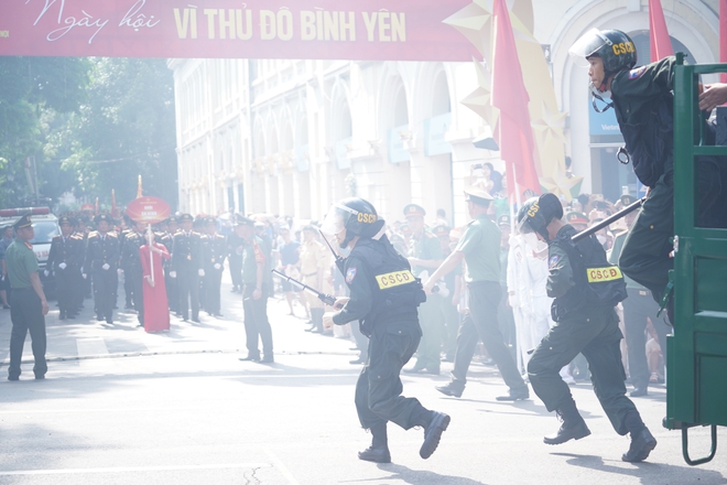 Người dân ken kín bờ hồ Gươm xem diễu hành Ngày hội vì thủ đô bình yên- Ảnh 29.