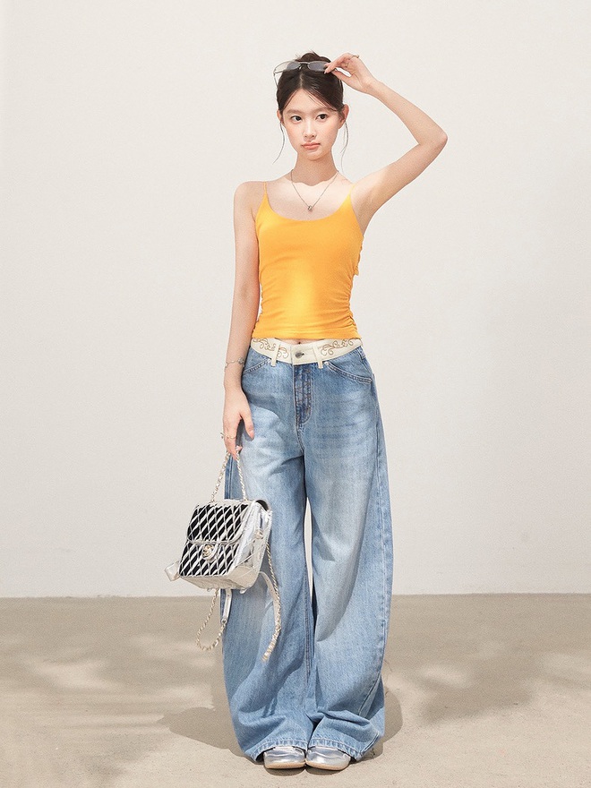 Cách phối quần jeans ống rộng trẻ trung và cá tính - Ảnh 3.