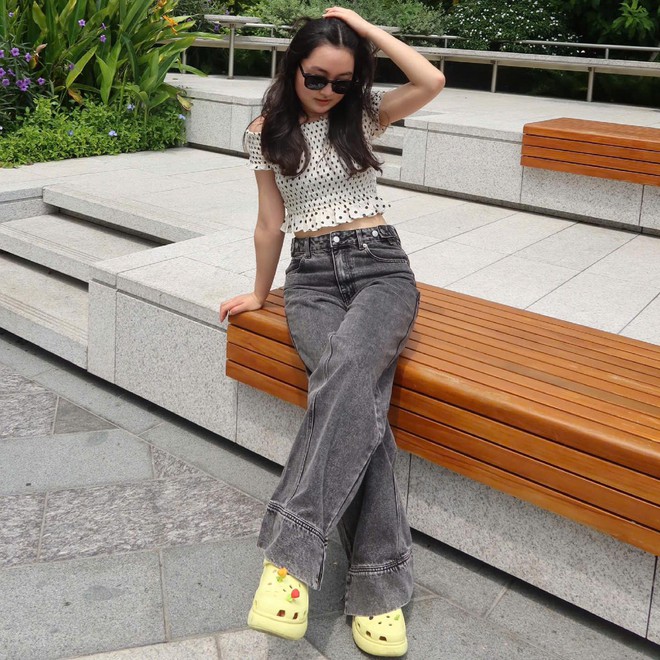 Cách phối quần jeans ống rộng trẻ trung và cá tính - Ảnh 11.