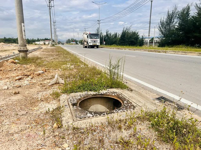 Dùng ván thay nắp hố ga trên đường trăm tỉ ở Quảng Trị - Ảnh 4.