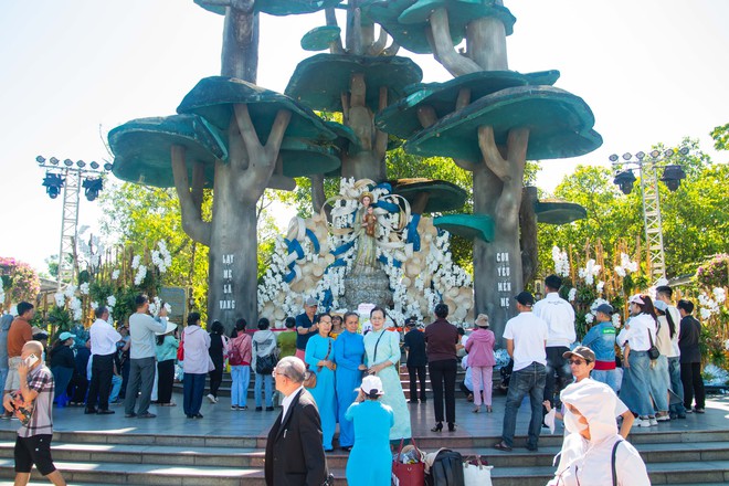 Tháng 8: La Vang trang nghiêm, lộng lẫy đón tín hữu cả nước về hành hương - Ảnh 8. Tháng 8: La Vang trang nghiêm, lộng lẫy đón tín hữu cả nước về hành hương - Ảnh 8.